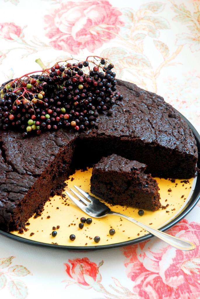 Ciasto czekoladowe z owocami czarnego bzu