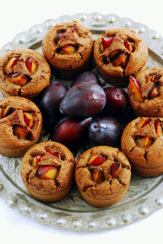 Orkiszowe muffinki z czerwonym winem i śliwkami