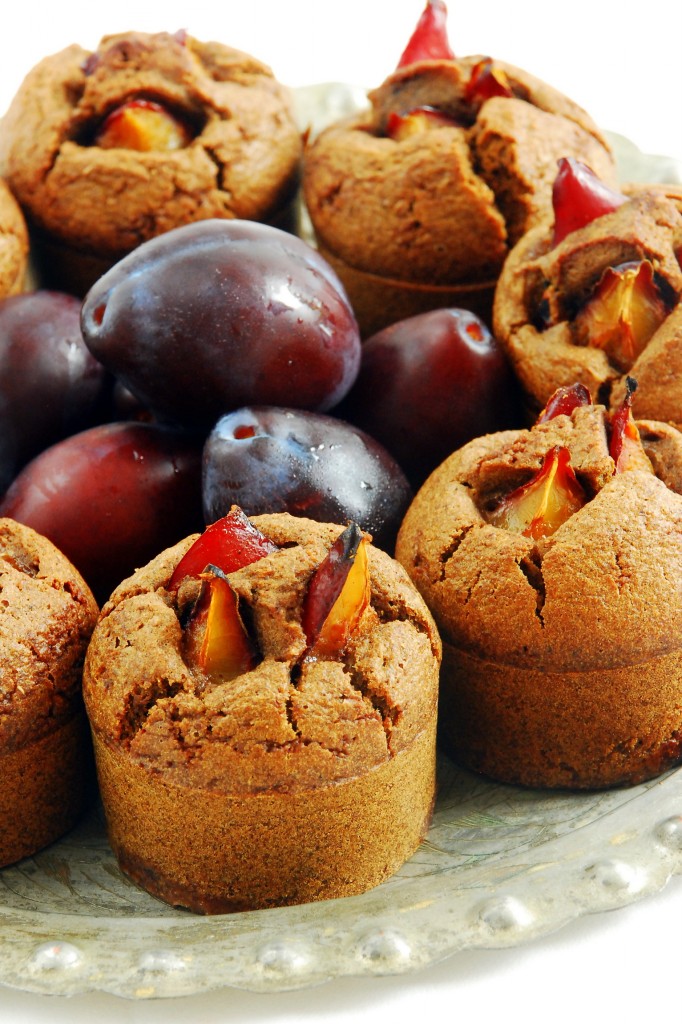 Orkiszowe muffinki z czerwonym winem i śliwkami