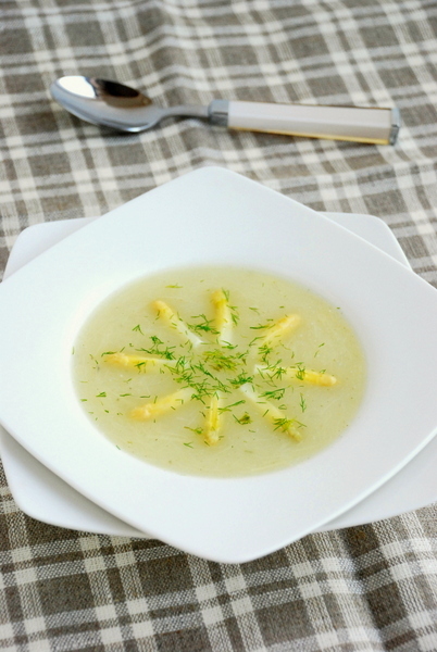 Biała zupa szparagowa