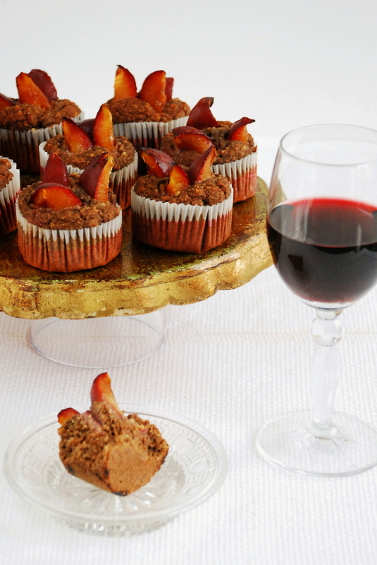 Muffinki z czerwonym winem i śliwkami