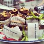 Książka i muffin – połączenie idealne, źródło fot. https://www.facebook.com/pages/Wroc%C5%82awskie-Promocje-Dobrych-Ksi%C4%85%C5%BCek/145310152208104