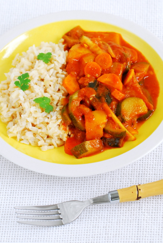 Czerwone warzywne curry z chrupiącym imbirem