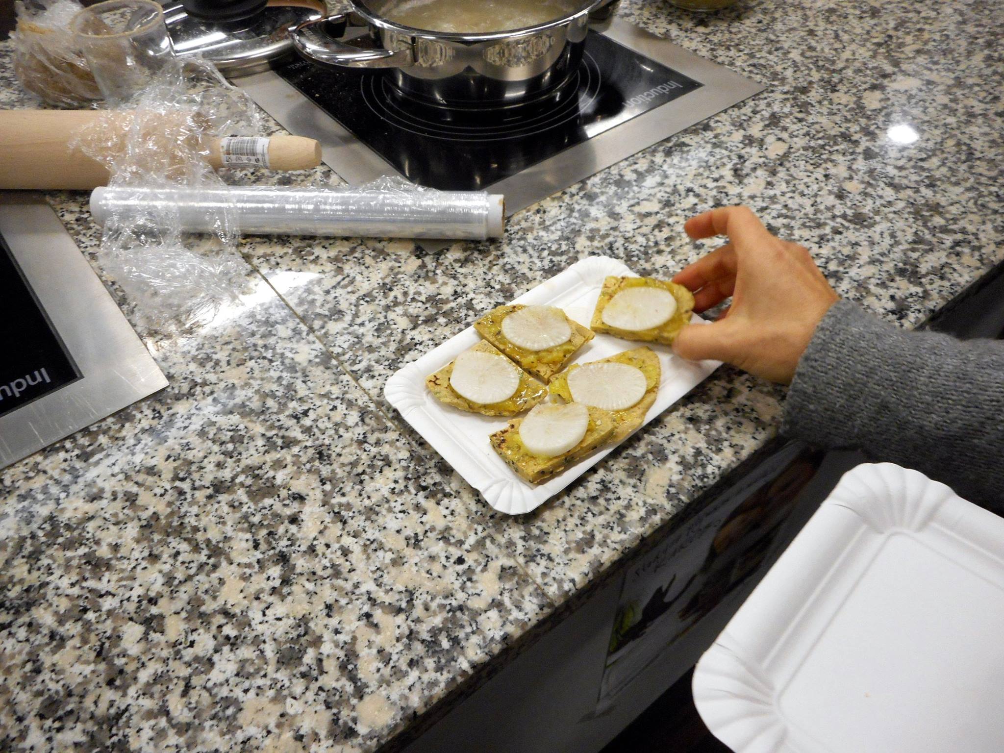 Chlebki z domowym wegańskim smalczykiem i białą rzodkwią również szybko znikały :)