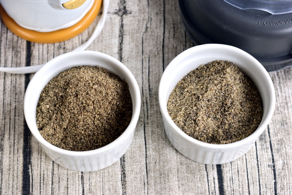 Nasiona chia zmiksowane na mąkę – z lewej strony w miniblenderze Philips, z prawej stronie w kielichu DryBlade blendera Vitamix.